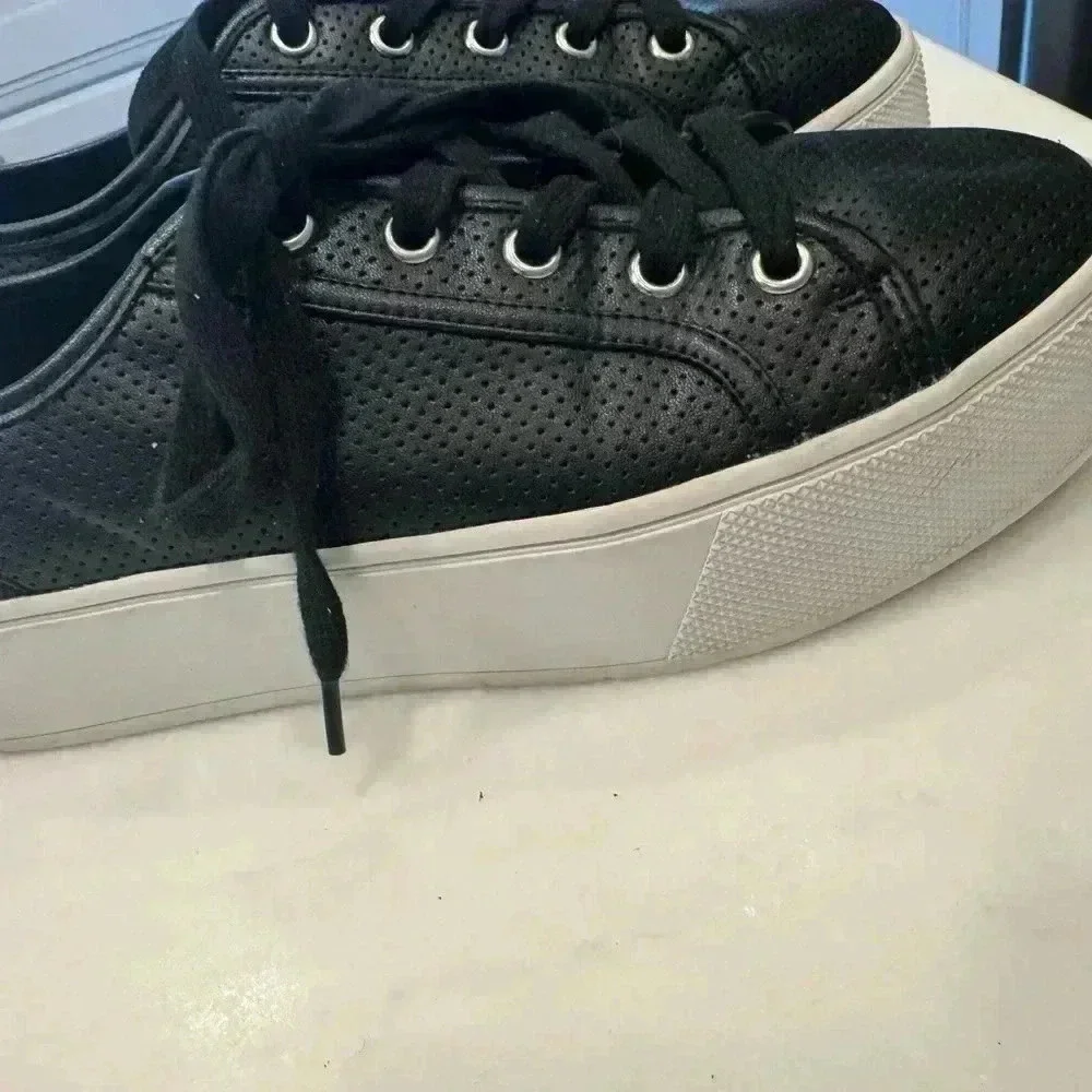 Steve Madden women’s sneakers black leather w/ white chunky soles size 8.5